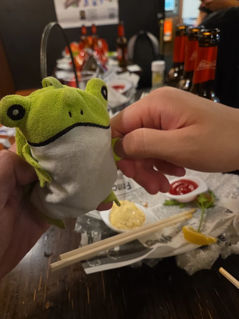 Frog skakar hand med vår leverantör
