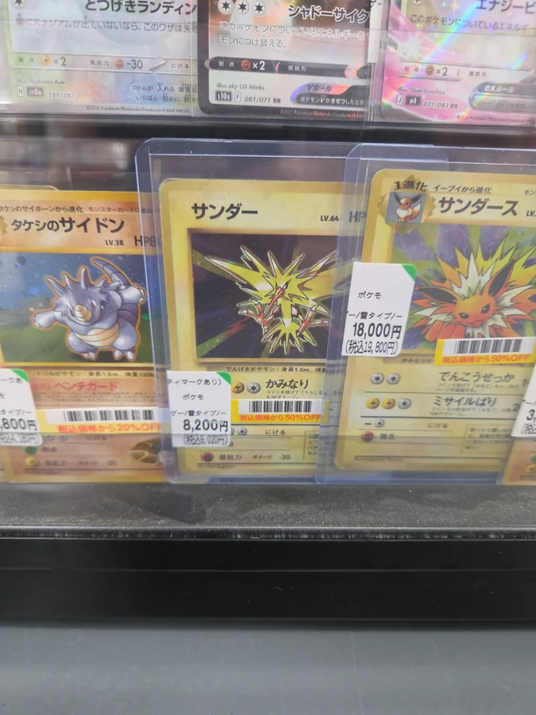 Gamla Pokémonkort i en glasmonter i en japansk butik