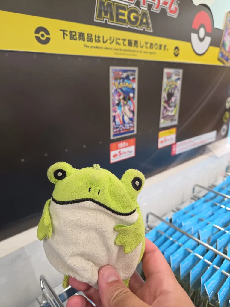 Frog framför paketen på Pokémoncentret