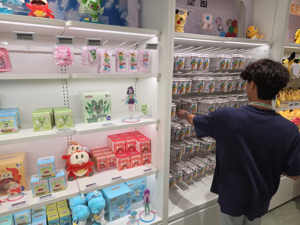 Hyllor fulla med Pokémonprodukter i ett Pokémongym i Kina